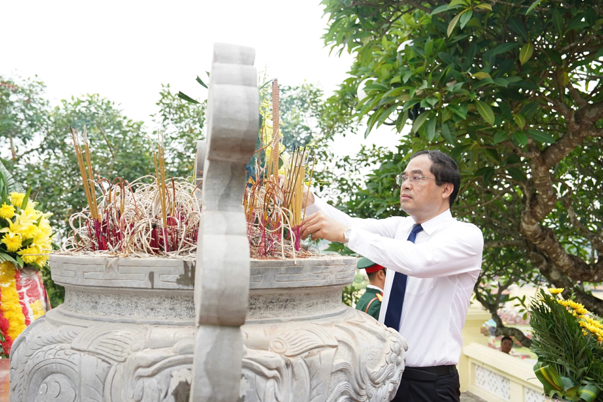 Đồng chí Bí thư Tỉnh ủy dâng hương.
