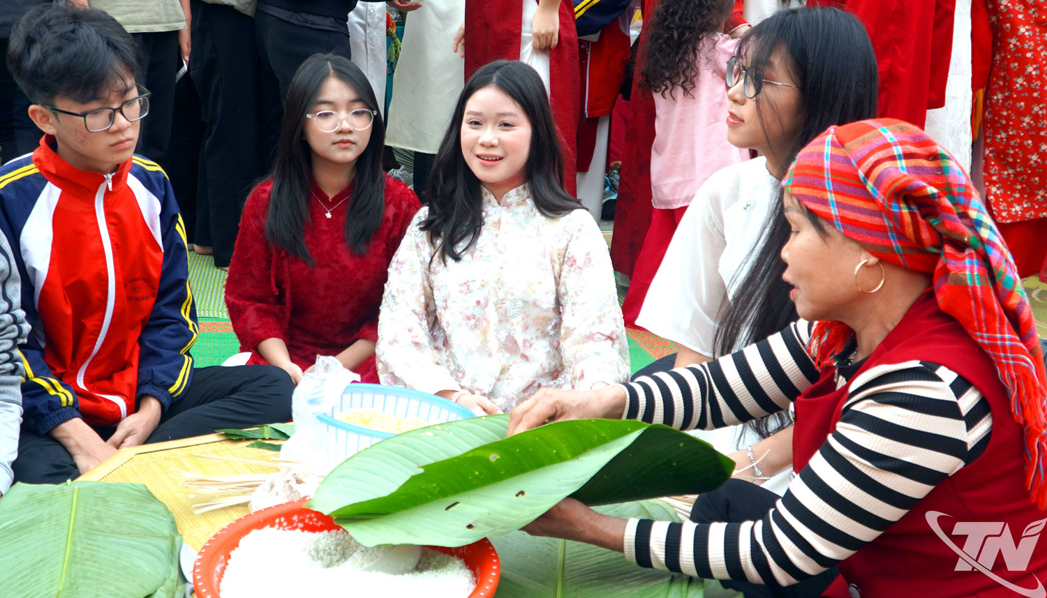 Phần thi gói bánh chưng thu hút sự tham gia của phụ huynh, học sinh, giáo viên