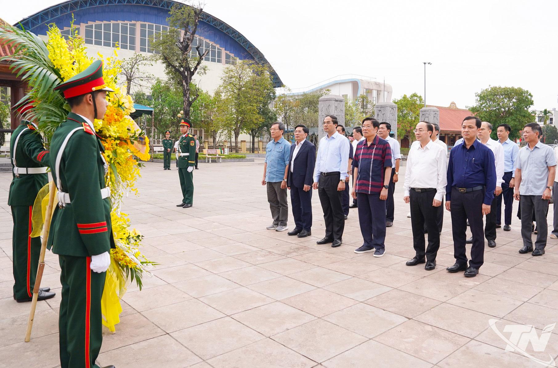 Đoàn công tác của Ban Nội chính Trung ương đến dâng hương, tưởng niệm các Anh hùng liệt sĩ Thanh niên xung phong tại Khu di tích lịch sử Quốc gia TNXP 915, phường Gia Sàng.