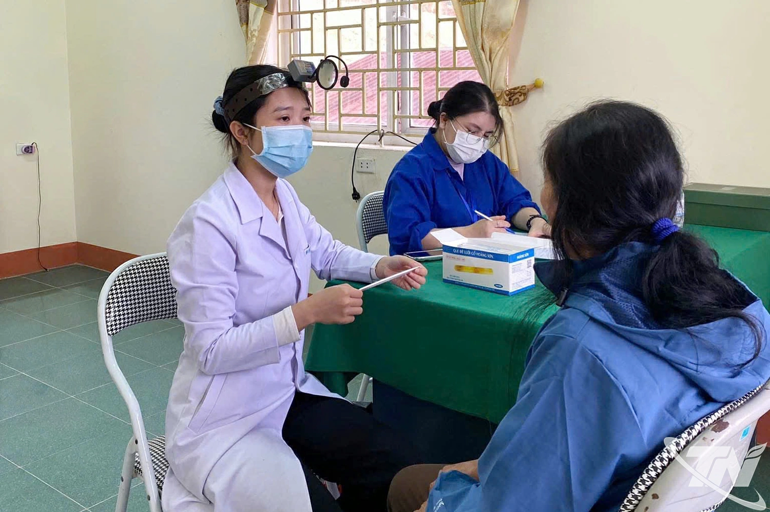 Kh&aacute;m chữa bệnh miễn ph&iacute; cho c&aacute;c gia đ&igrave;nh ch&iacute;nh s&aacute;ch tại x&atilde; Lam Vỹ.