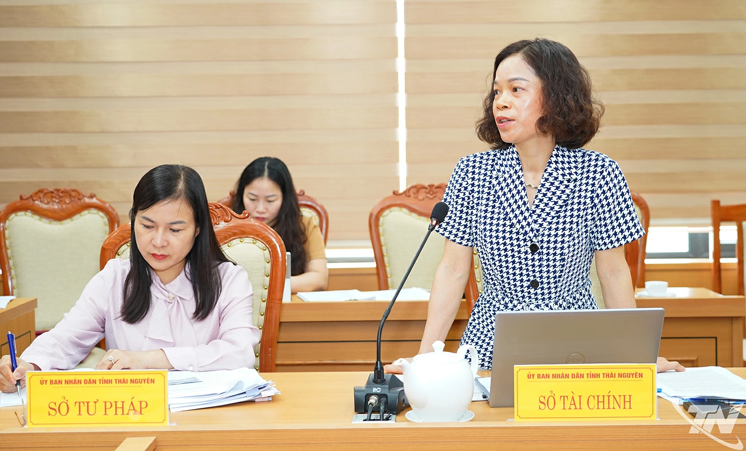 Đại diện các sở, ngành trao đổi tại buổi làm việc.