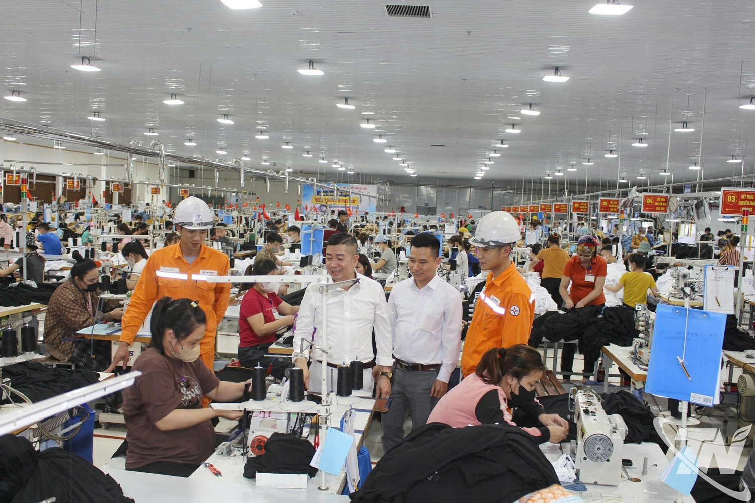 Nhân viên Công ty Điện lực Thái Nguyên tuyên truyền về tiết kiệm điện tại Công ty CP Đầu tư và Thương mại TNG.