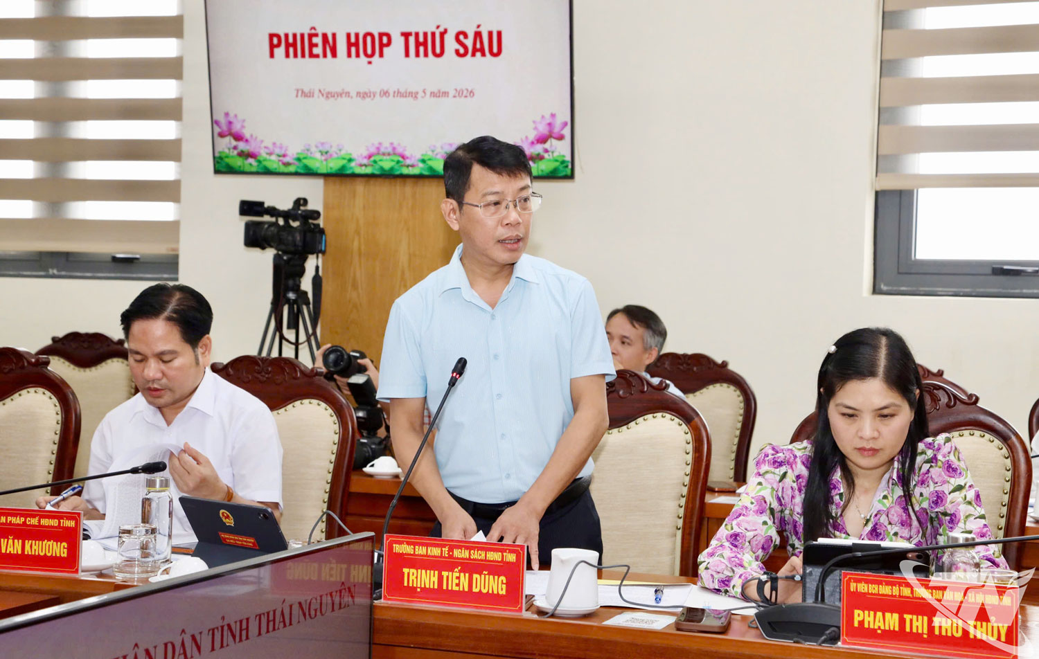 Các đại biểu thảo luận.