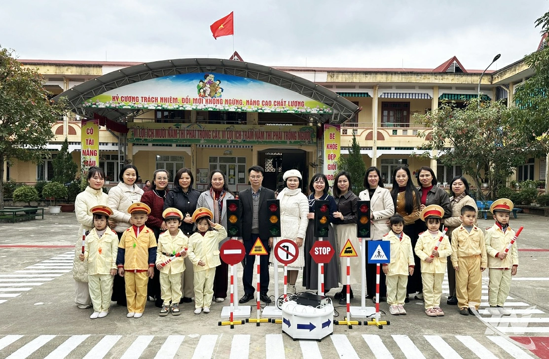 Đại diện đơn vị t&agrave;i trợ, UBND phường Đức Xu&acirc;n c&ugrave;ng trao tặng&nbsp;m&ocirc; h&igrave;nh học cụ ATGT cho Trường Mầm non Nguyễn Thị Minh Khai.