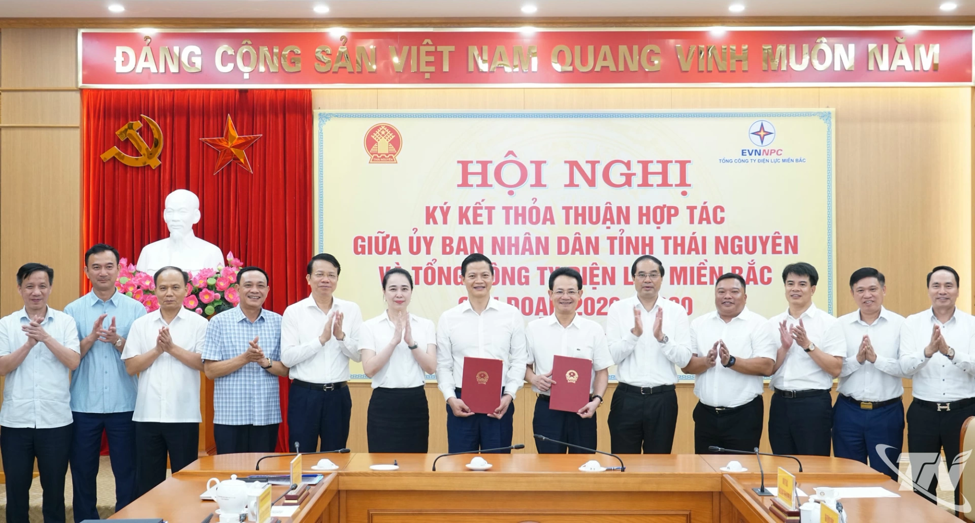 Lãnh đạo UBND tỉnh Thái Nguyên và Tổng Công ty Điện lực miền Bắc (EVNNPC) ký kết thỏa thuận hợp tác giai đoạn 2026-2030.