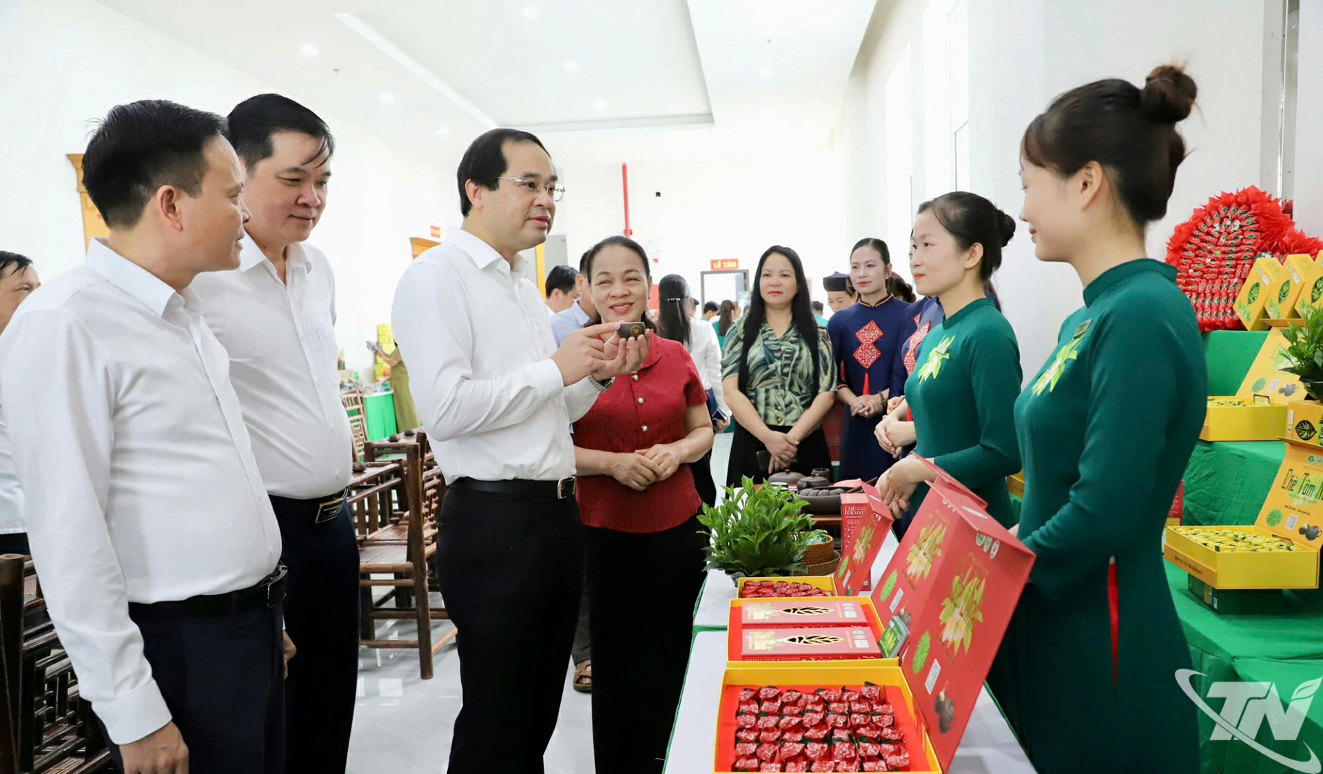 Đồng chí Bí thư Tỉnh ủy cùng các đại biểu tham quan gian hàng OCOP bên lề Hội nghị.  
