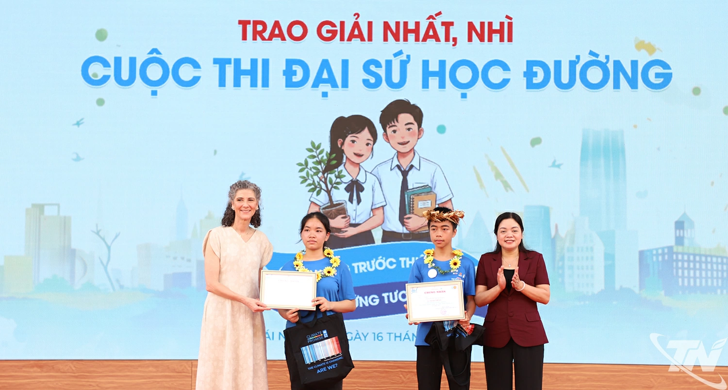 Trưởng Đại diện thường trú UNDP tại Việt Nam và Phó Chủ tịch UBND tỉnh Thái Nguyên trao giải cuộc thi Đại sứ học đường.