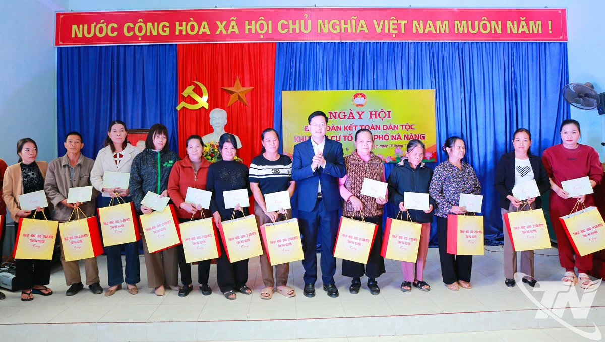 Đồng chí Đinh Quang Tuyên tặng quà cho các hộ dân tiêu biểu của khu dân cư.