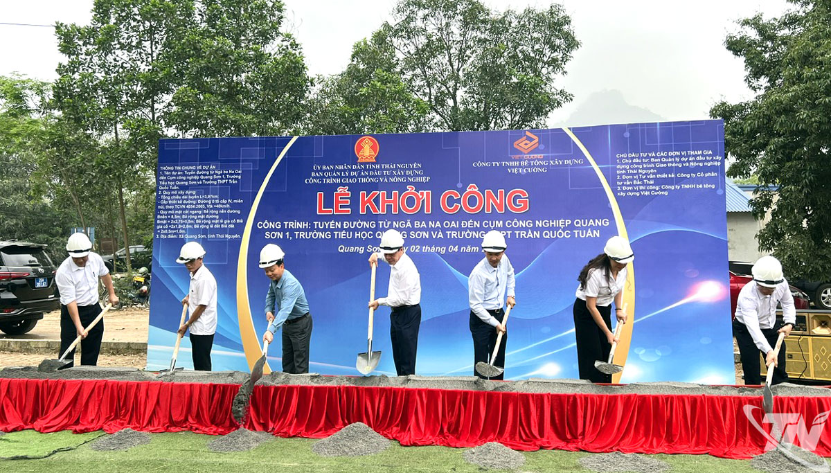 Các đại biểu động thổ xây dựng tuyến đường.