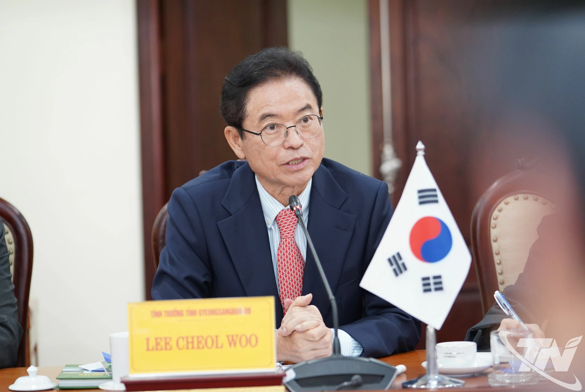 Ngài Lee Cheol Woo, Tỉnh trưởng tỉnh Gyeongsangbuk-do, phát biểu tại buổi làm việc.