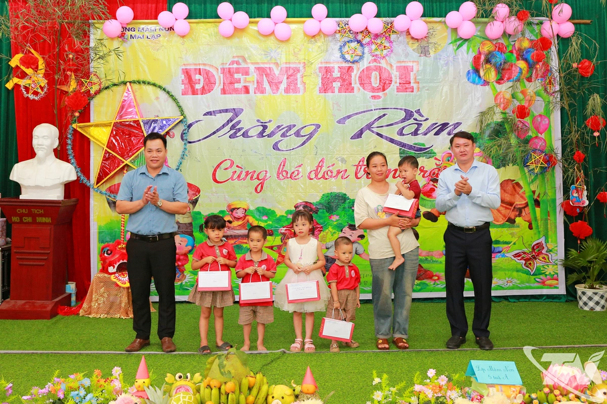 Đại diện lãnh đạo xã Thanh Mai tặng quà cho các em nhỏ chăm ngoan, học giỏi.