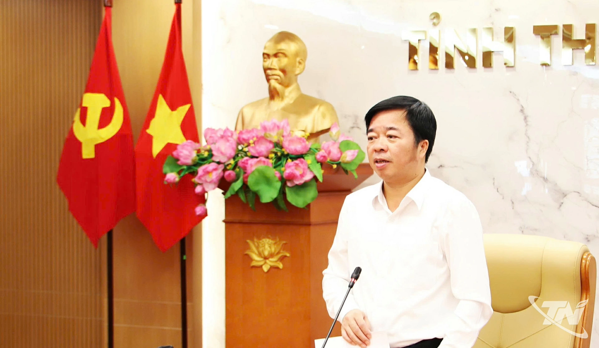 Đồng chí Bùi Văn Lương, Phó Bí thư Tỉnh ủy, Chủ tịch HĐND tỉnh, Bí thư Đảng ủy HĐND tỉnh chủ trì Hội nghị.