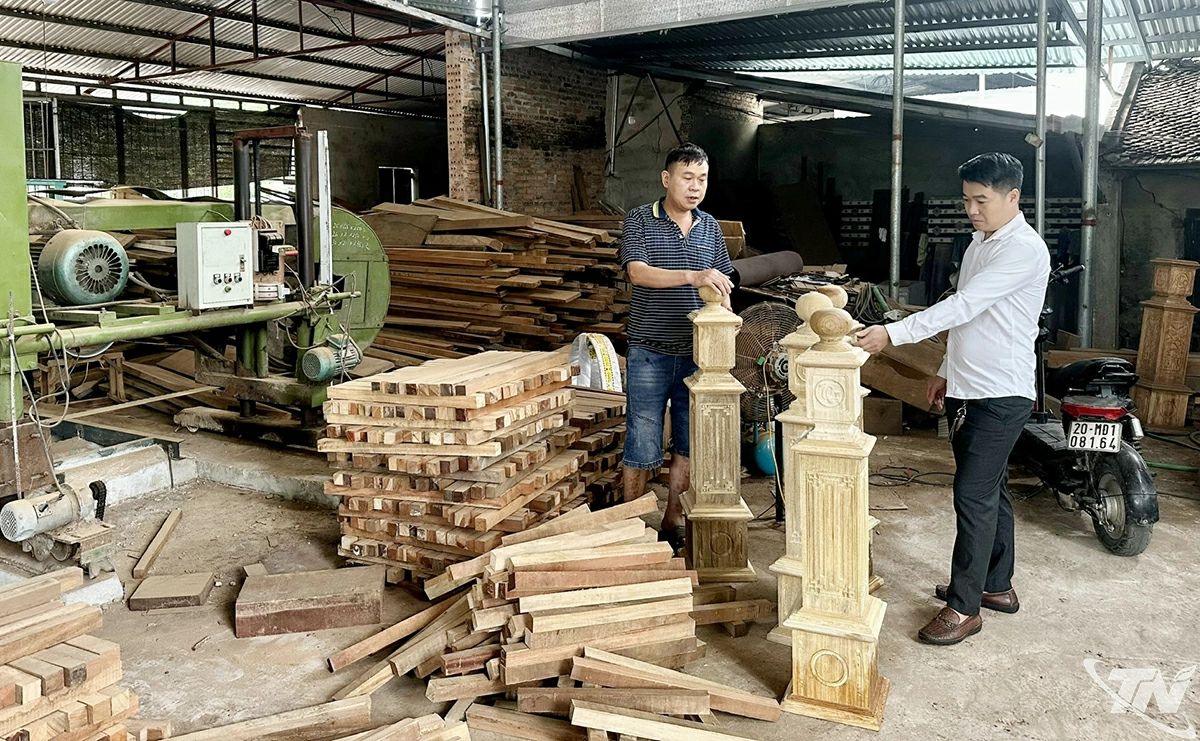 Ông Nguyễn Văn Sản, tổ dân phố Thái Cao vay vốn Quỹ tín dụng nhân dân Yên Minh mở rộng sản xuất, kinh doanh hàng nội thất và lâm sản.