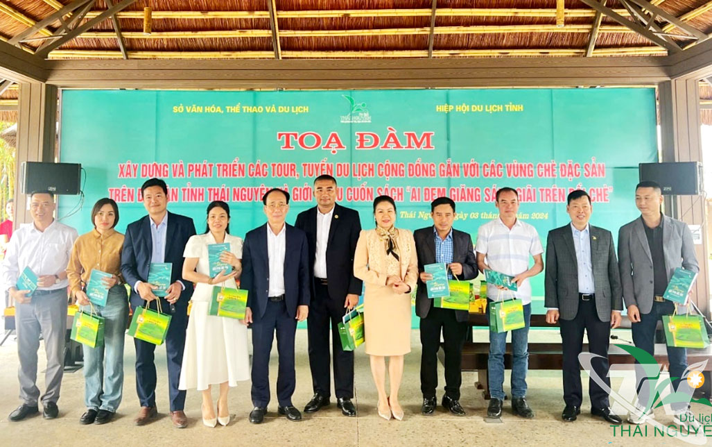 Lãnh đạo Sở Văn hóa, Thể thao và Du lịch, Hiệp hội Du lịch tỉnh Thái Nguyên tặng cuốn sách “Ai đem giăng sáng giãi trên đồi chè” cho các đại biểu tham dự chương trình Famtrip giới thiệu “Tứ đại danh trà Thái Nguyên” năm 2024. Ảnh: T.L