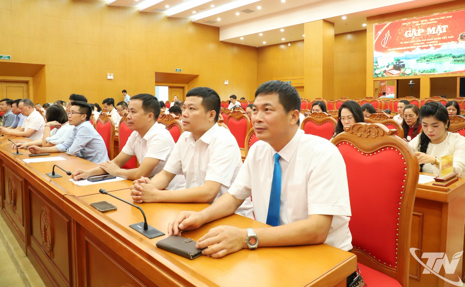 Các đại biểu, nhà báo dự buổi gặp mặt.
