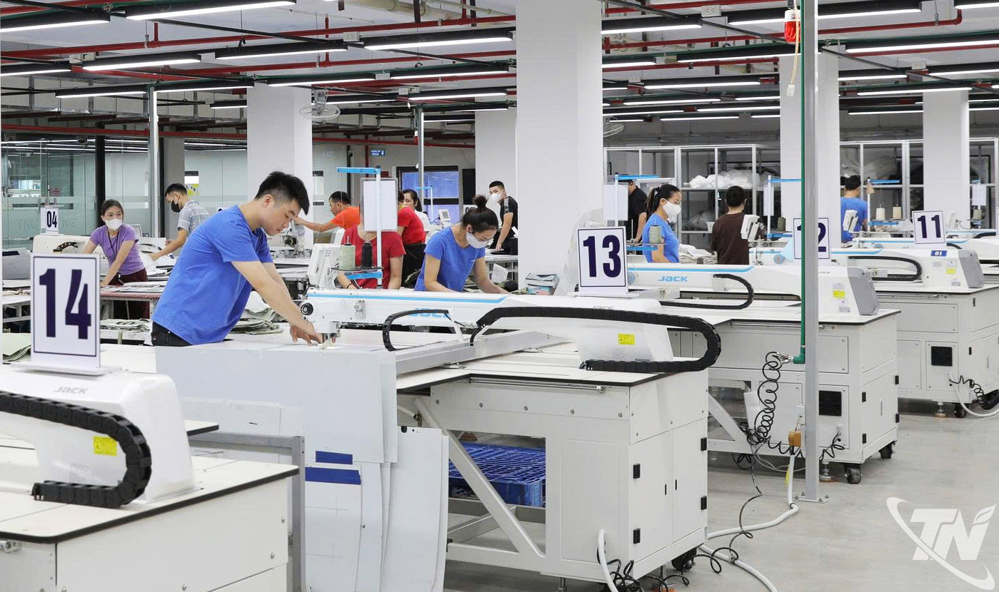 Dây chuyền sản   xuất tại Công ty   CP Đầu tư và   Thương mại TNG   được đầu tư hiện   đại, hướng tới   công nghiệp chất   lượng cao.