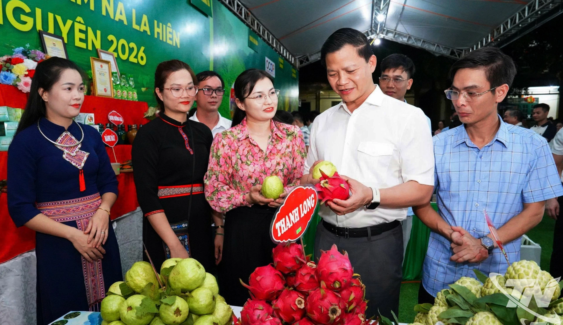 Đồng chí Chủ tịch UBND tỉnh và đại biểu tham quan các gian hàng nông sản.