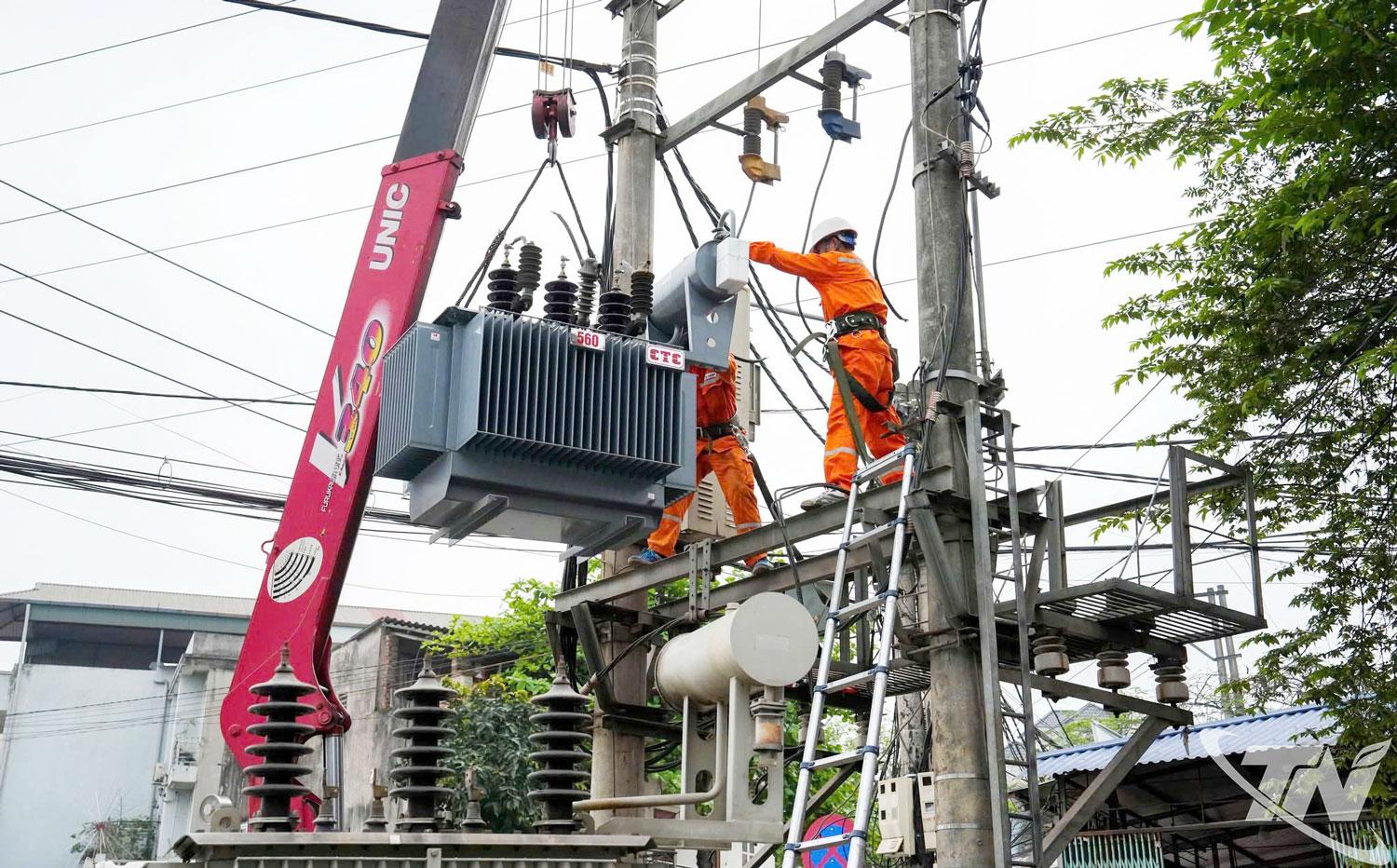 C&ocirc;ng ty Điện lực Th&aacute;i Nguy&ecirc;n đầu tư thay thế, n&acirc;ng c&ocirc;ng suất c&aacute;c trạm biến &aacute;p, bảo đảm nguồn điện được cung cấp ổn định, an to&agrave;n.