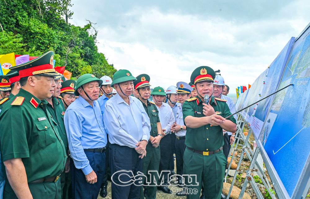 Đại diện Binh đo&agrave;n 12, đơn vị thi c&ocirc;ng tuyến giao th&ocirc;ng vượt biển kết nối đất liền với H&ograve;n Khoai b&aacute;o c&aacute;o tiến độ thực hiện dự &aacute;n với Tổng B&iacute; thư T&ocirc; L&acirc;m v&agrave; đo&agrave;n c&ocirc;ng t&aacute;c. Ảnh: Thanh Minh