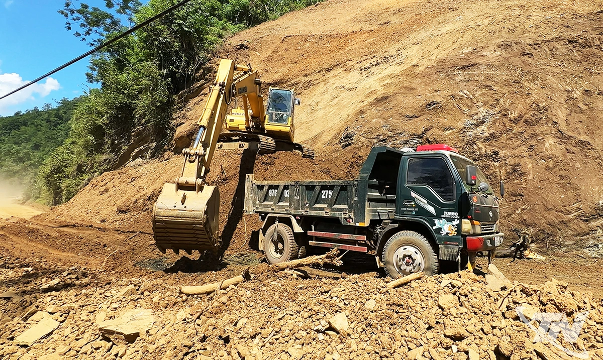 Tuyến Quốc lộ 279, đoạn qua  xã Phúc Lộc đang được các đơn vị  thi công khắc phục sạt lở.  