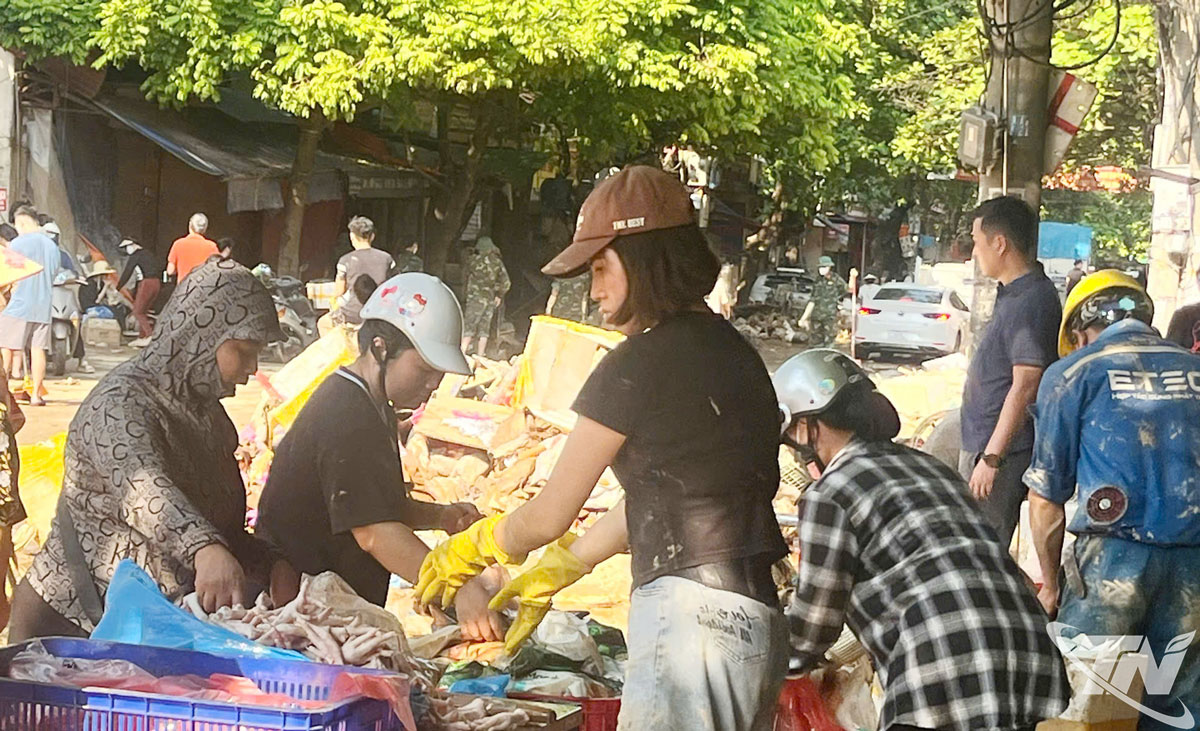 Các cửa hàng kinh doanh tại chợ Túc Duyên nỗ lực khắc phục để hoạt động buôn bán trở lại.