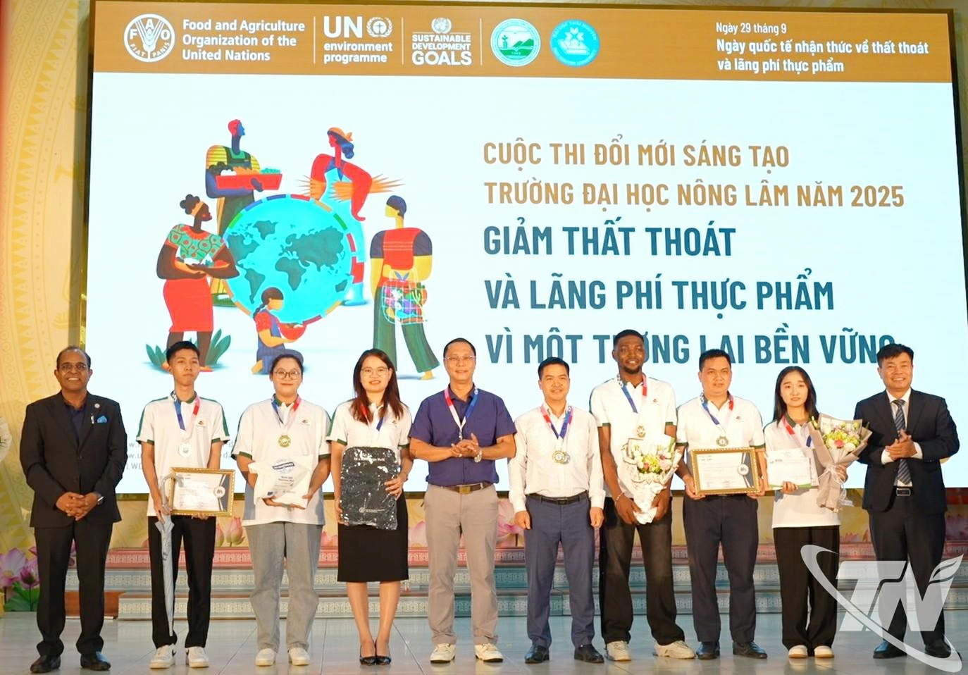 Ông Vinod Ahuja, Trưởng Đại diện FAO tại Việt Nam (ngoài cùng bên trái) và PGS.TS. Nguyễn Hưng Quang, Hiệu trưởng trường Đại học Nông lâm (ngoài cùng bên phải) trao giải cho các đội tham gia cuộc thi.