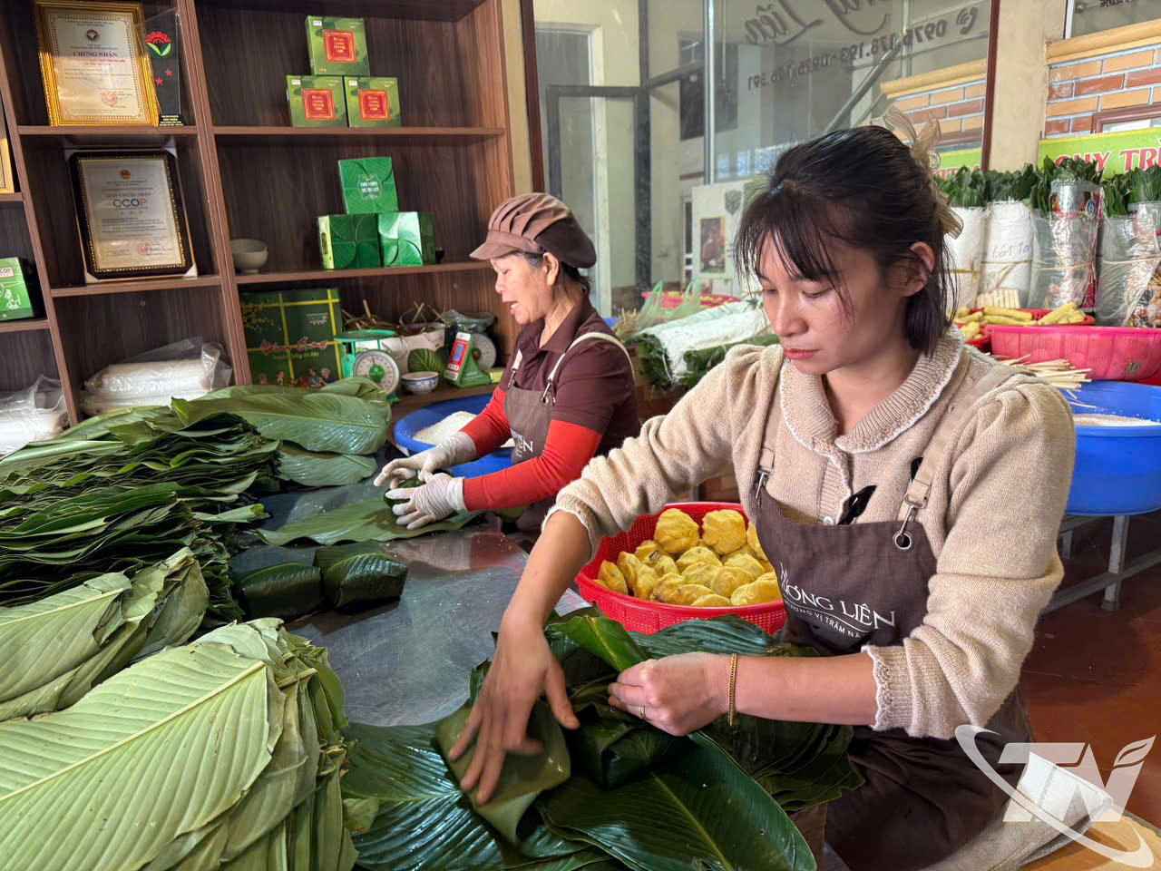 C&ocirc;ng ty TNHH Sản xuất v&agrave; Thương mại Hương Li&ecirc;n&nbsp;sản xuất b&aacute;nh chưng theo quy tr&igrave;nh truyền thống, bảo đảm chất lượng v&agrave; an to&agrave;n thực phẩm.