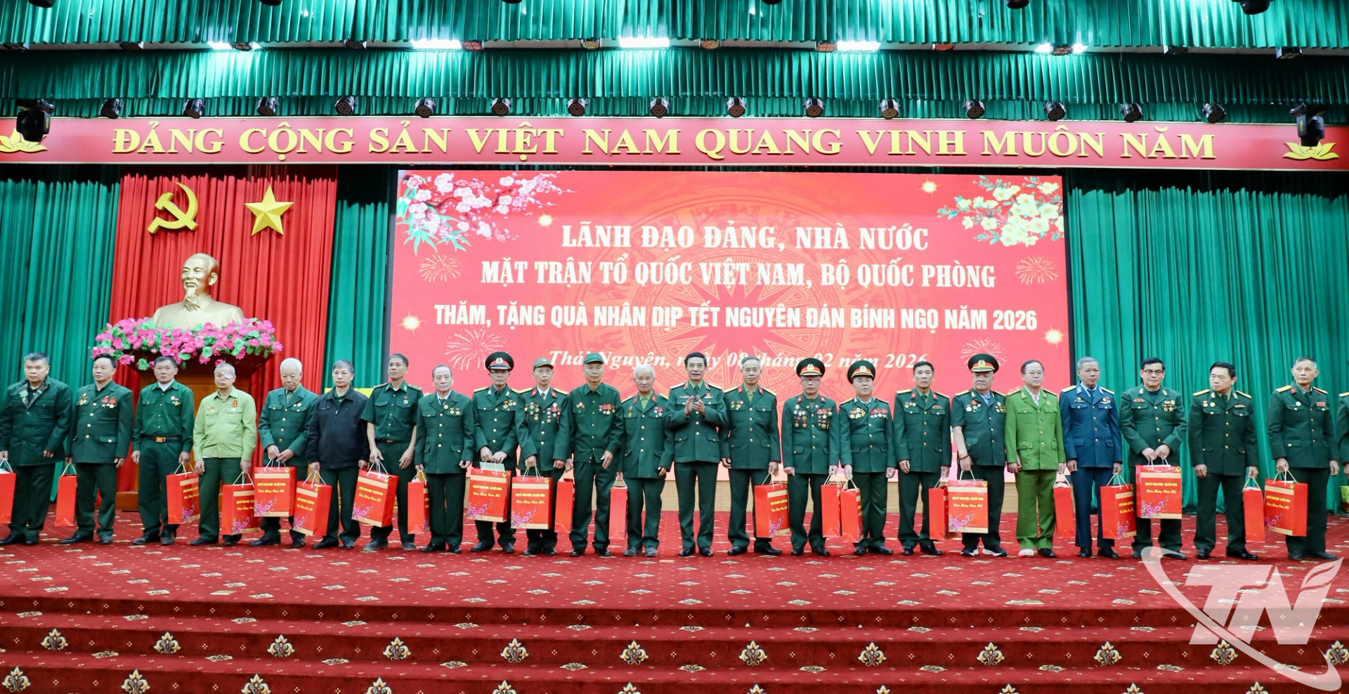 Đại tướng Phan Văn Giang trao quà tặng người có công.