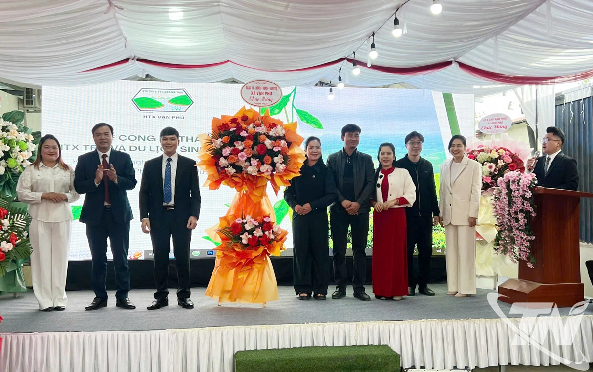 Lãnh đạo xã Vạn Phú chúc mừng Hợp tác xã thành lập.