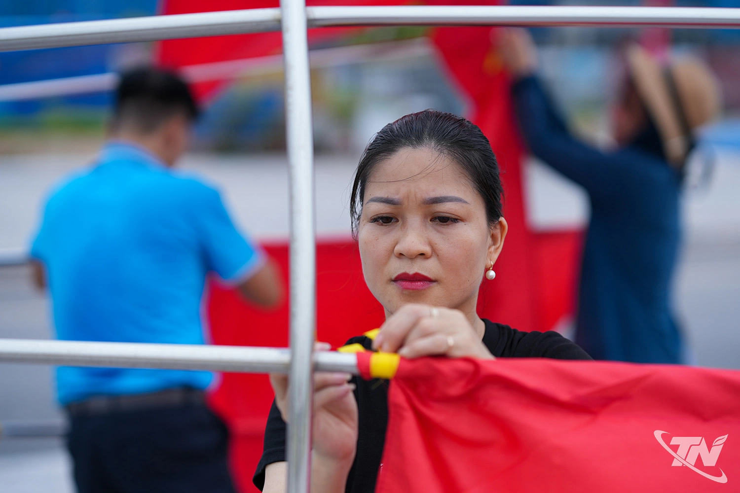 Nhân viên Trung tâm dịch vụ Tổng hợp phường Vạn Xuân trang trí cờ hoa tại Quảng trường Vạn Xuân tạo nên diện mạo tươi mới.