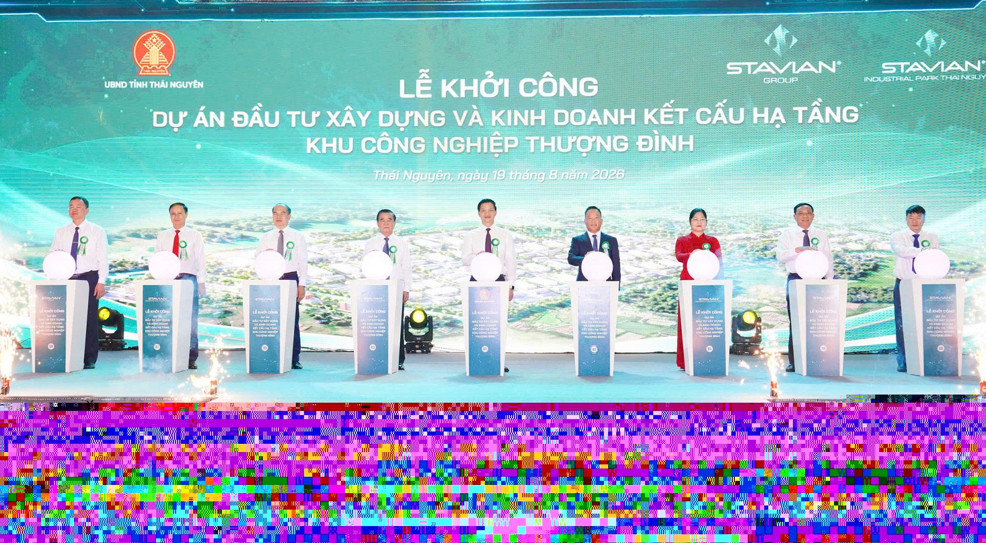 Các đồng chí lãnh đạo tỉnh và đại biểu bấm nút khởi công Dự án.