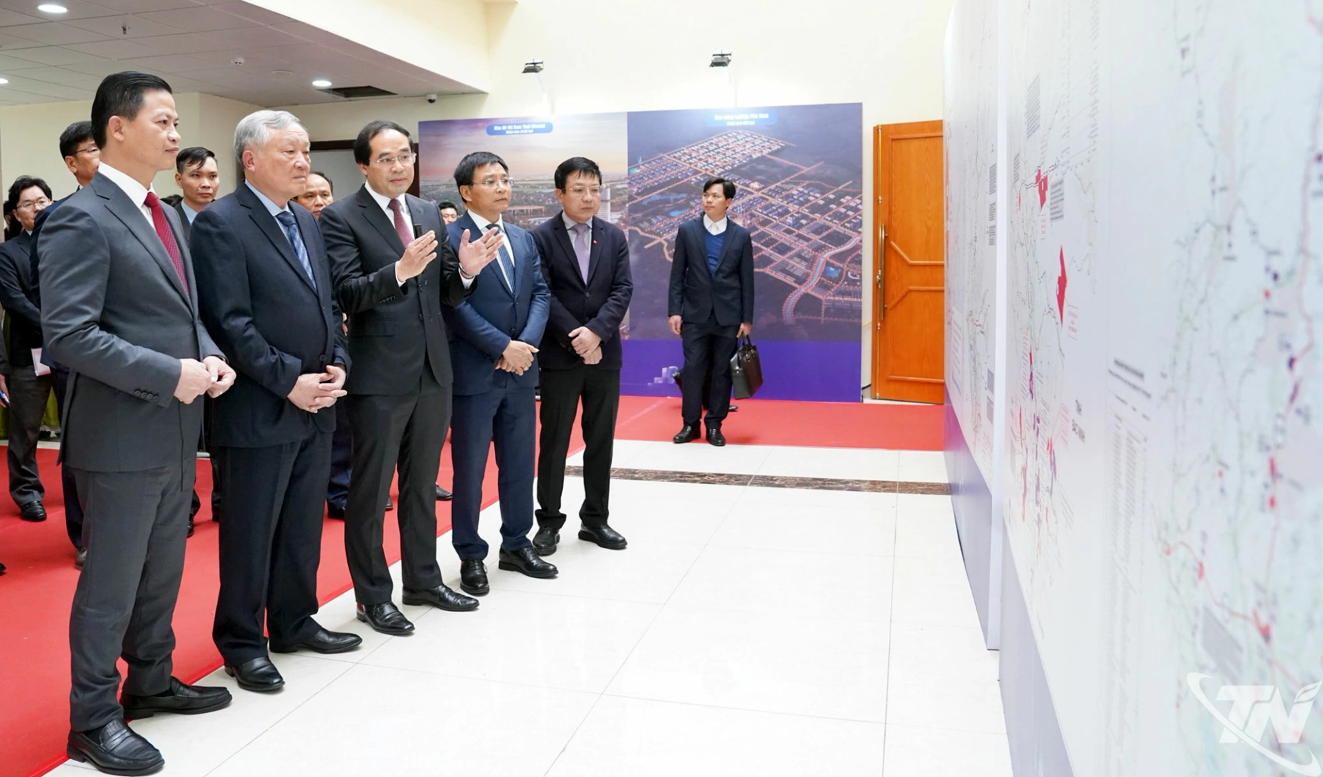 Phó Thủ tướng Thường trực Chính phủ Nguyễn Hòa Bình nghe giới thiệu về Quy hoạch tỉnh Thái Nguyên thời kỳ 2021-2030, tầm nhìn đến năm 2050.