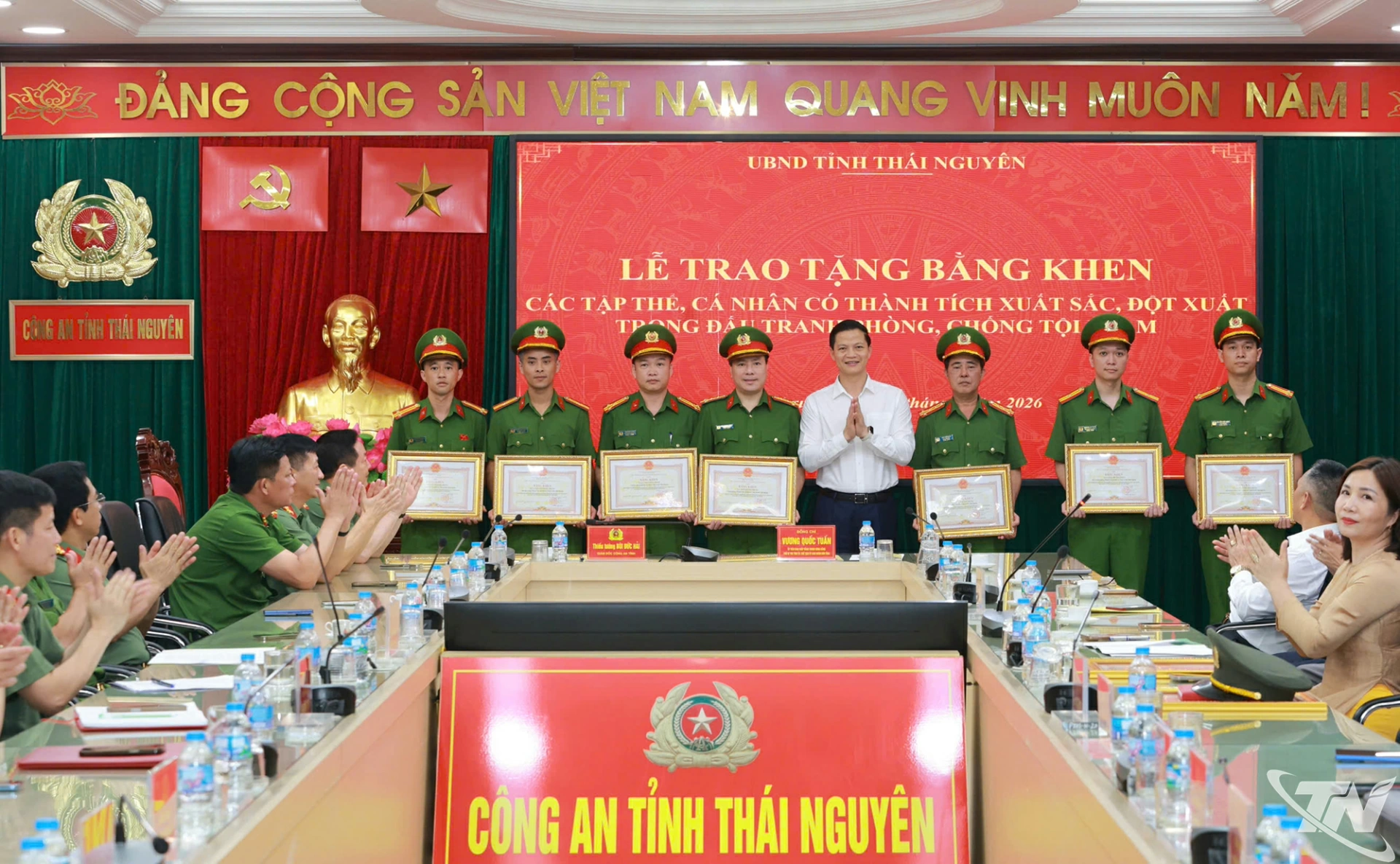 Đồng chí Chủ tịch UBND tỉnh trao khen thưởng cho các cá nhân xuất sắc.
