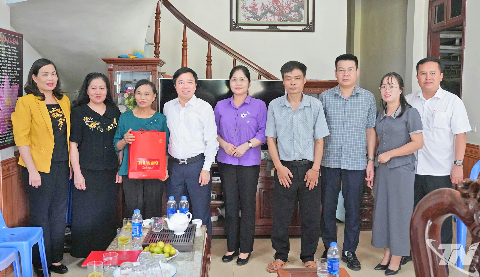 Đoàn công tác của tỉnh và lãnh đạo xã Chợ Rã trao tặng quà cho gia đình Liệt sĩ Lý Văn Giáp.