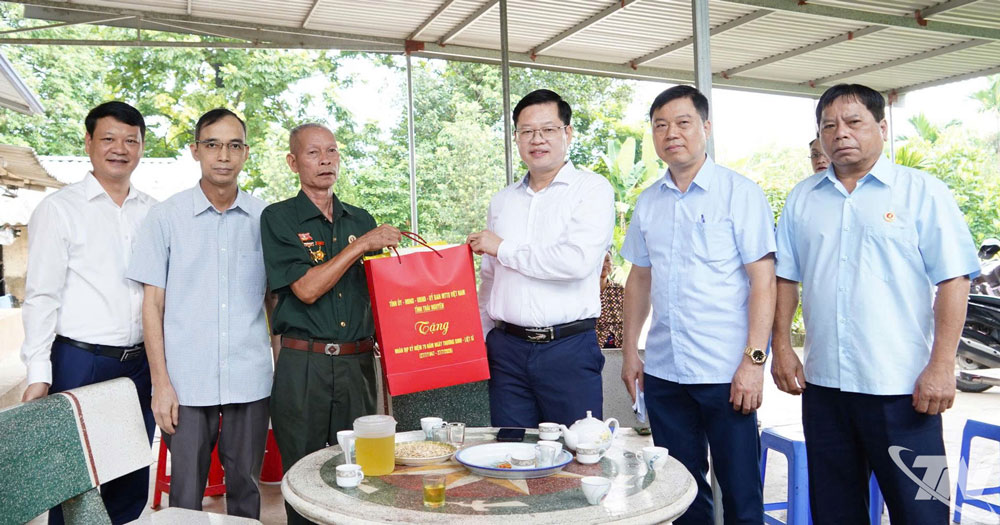 Đoàn đoàn công tác của tỉnh thăm thương binh Lương Xuân Sóc ở tổ dân phố 3, phường Quyết Thắng.