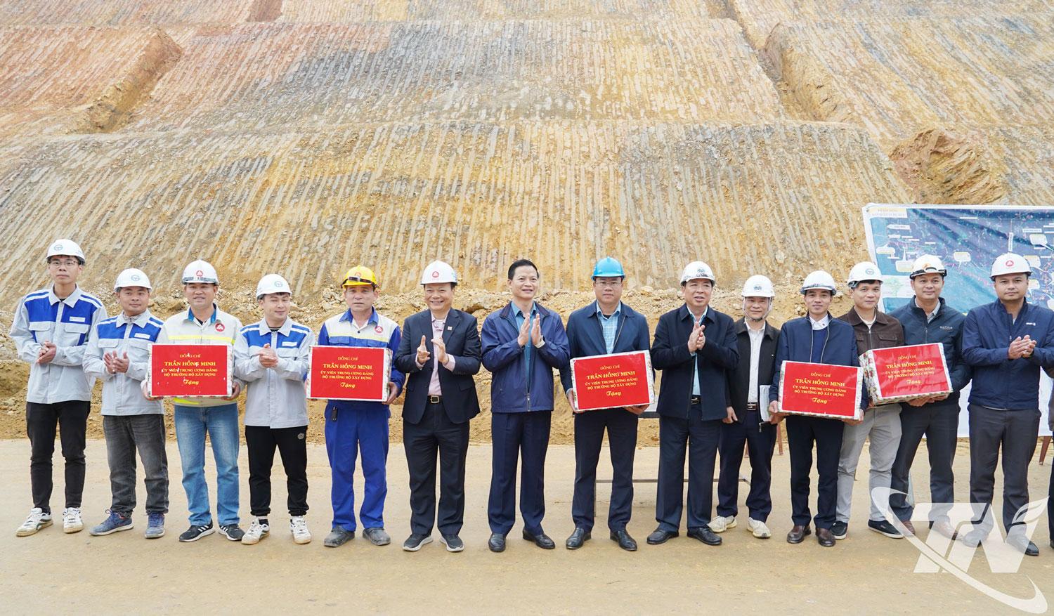 Bộ trưởng Bộ X&acirc;y dựng Trần Hồng Minh v&agrave; đồng ch&iacute; Chủ tịch UBND tỉnh Th&aacute;i Nguy&ecirc;n Vương Quốc Tuấn tặng qu&agrave; động vi&ecirc;n c&aacute;c đơn vị thi c&ocirc;ng Dự &aacute;n đầu tư x&acirc;y dựng tuyến đường Chợ Mới - Bắc Kạn.