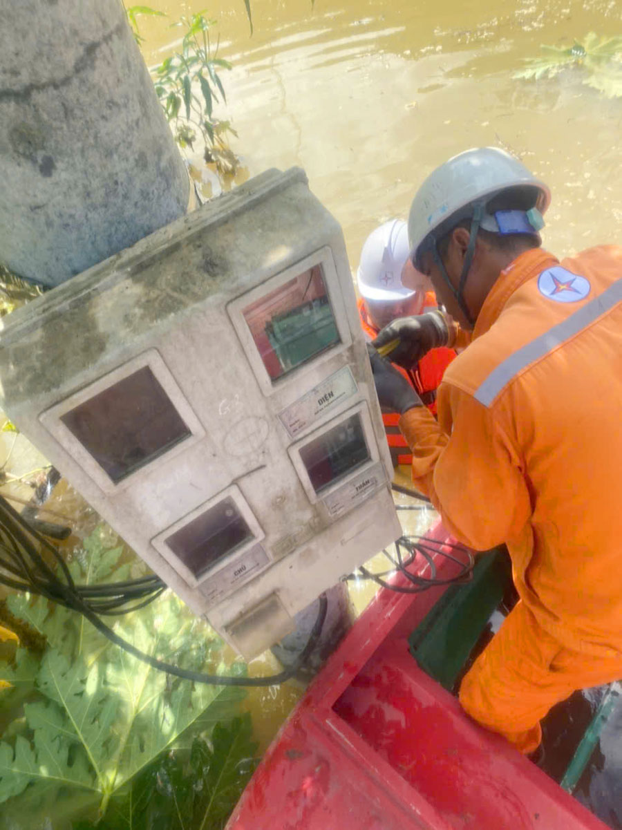 ông nhân Điện lực khu vực Ba Bể đang kiểm tra công tơ điện