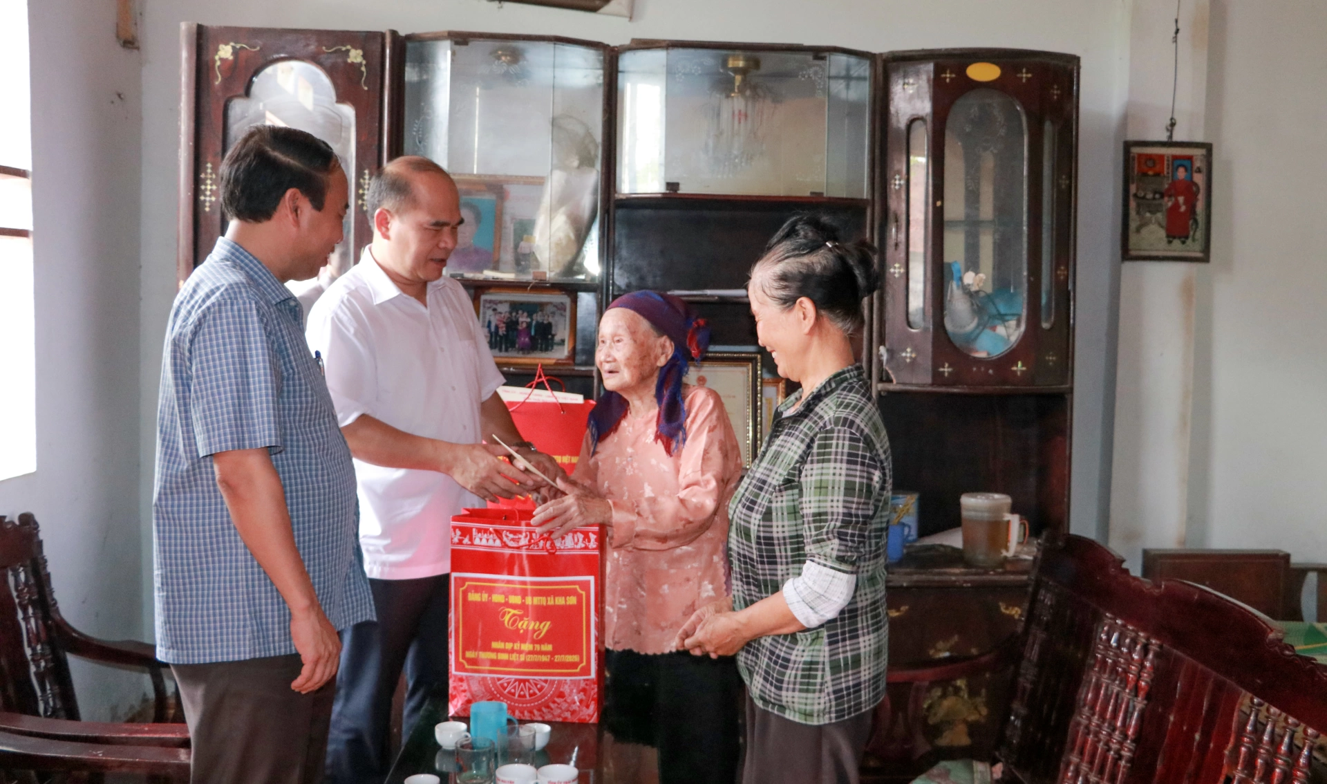 Đồng chí Lường Đức Thắng tặng quà bà Đoàn Thị Bé, người có công ở xóm Phú Mỹ, xã Kha Sơn.