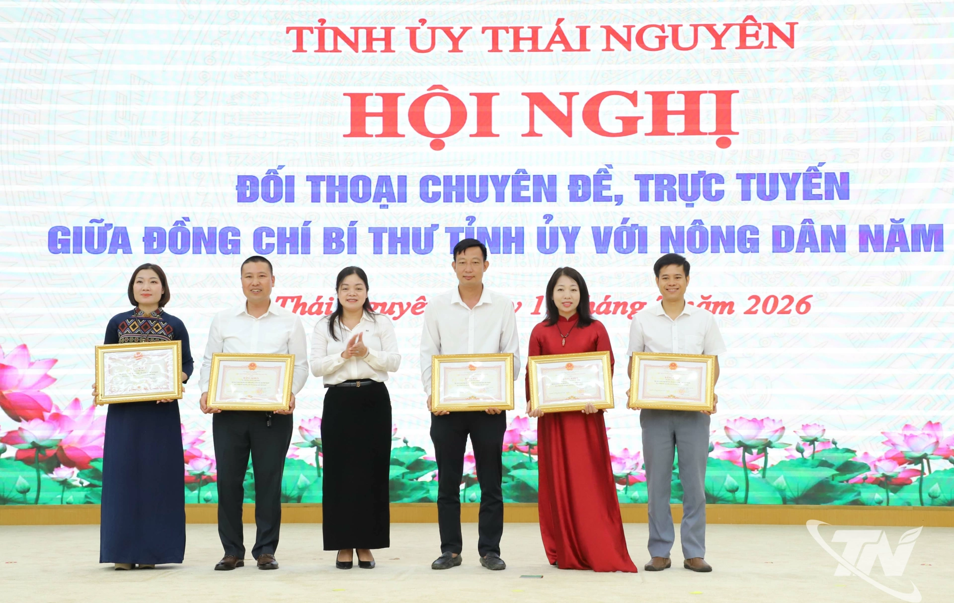   Đồng chí Nguyễn Thị Loan, Ủy viên Ban Thường vụ, Phó Chủ tịch UBND tỉnh trao Bằng khen của Chủ tịch UBND tỉnh cho các hội viên, nông dân có thành tích xuất sắc trong hoạt động sản xuất, kinh doanh.