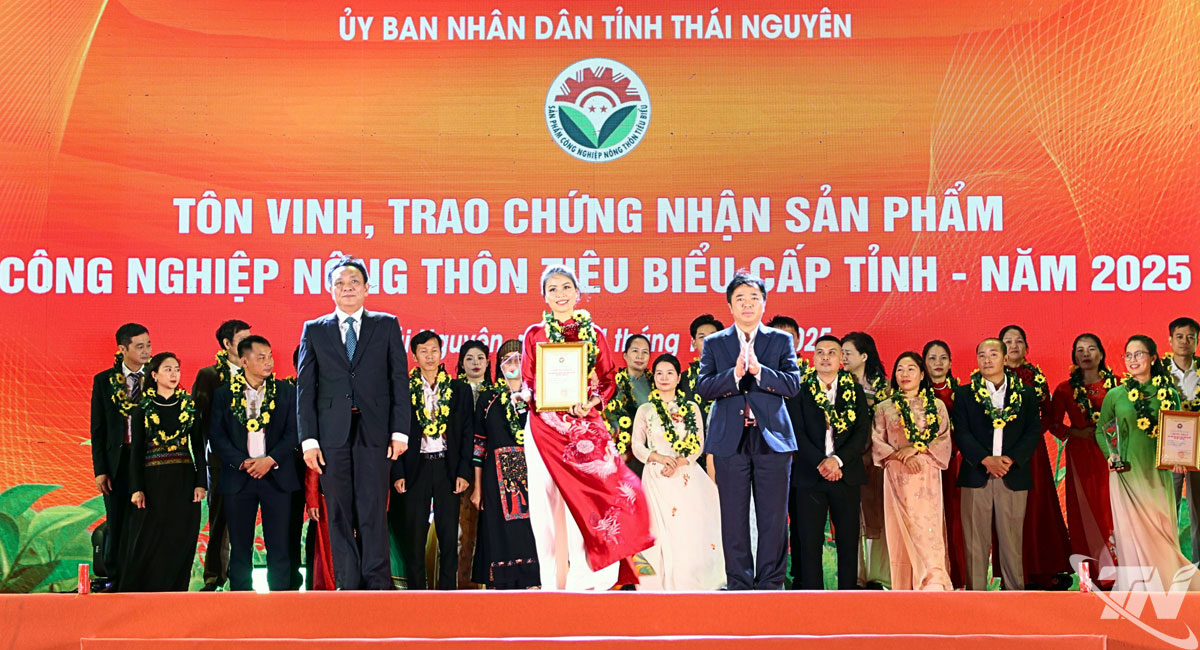 Đồng ch&iacute; B&ugrave;i Văn Lương, Ủy vi&ecirc;n Ban Thường vụ Tỉnh ủy, Ph&oacute; Chủ tịch Thường trực UBND tỉnh v&agrave; đồng ch&iacute;&nbsp;Phạm Văn Thọ, Ủy vi&ecirc;n Ban Thường vụ, Gi&aacute;m đốc Sở C&ocirc;ng Thương trao chứng nhận sản phẩm c&ocirc;ng nghiệp n&ocirc;ng th&ocirc;n ti&ecirc;u biểu cấp tỉnh năm 2025.