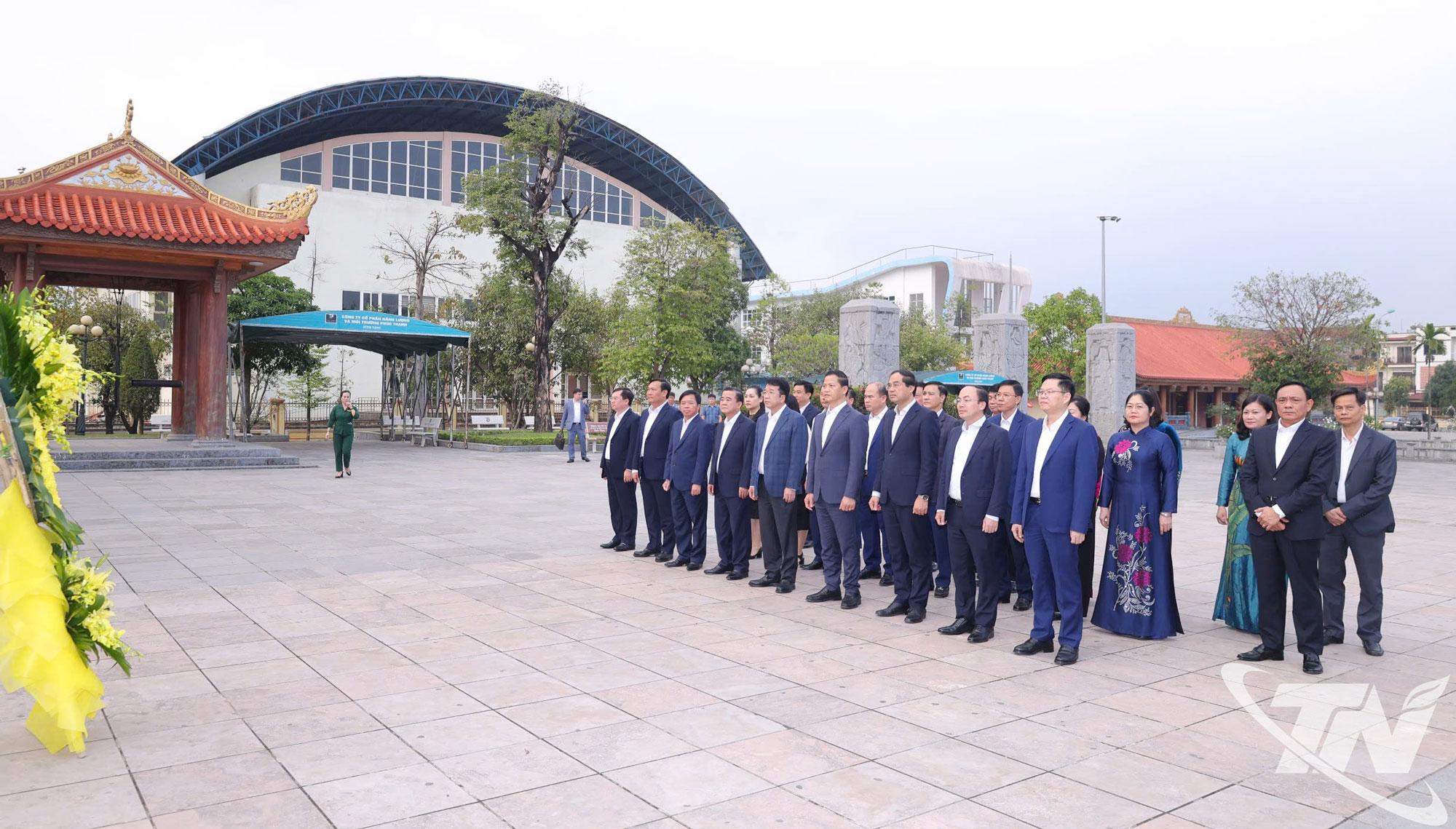 Đo&agrave;n đại biểu tỉnh Th&aacute;i Nguy&ecirc;n đến d&acirc;ng hương tại&nbsp;Khu di t&iacute;ch lịch sử Quốc gia địa điểm lưu niệm c&aacute;c thanh ni&ecirc;n xung phong Đại đội 915,&nbsp;Đội 91 Bắc Th&aacute;i&nbsp;(phường Gia S&agrave;ng).