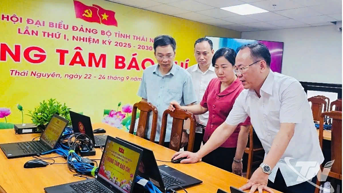 Đồng chí Đỗ Xuân Hòa, Phó Giám đốc Sở Văn hóa, Thể thao và Du lịch, Phó Giám đốc Trung tâm Báo chí, giới thiệu với đồng chí Trưởng Ban Tuyên giáo và Dân vận Tỉnh ủy về hệ thống thiết bị tại Trung tâm.