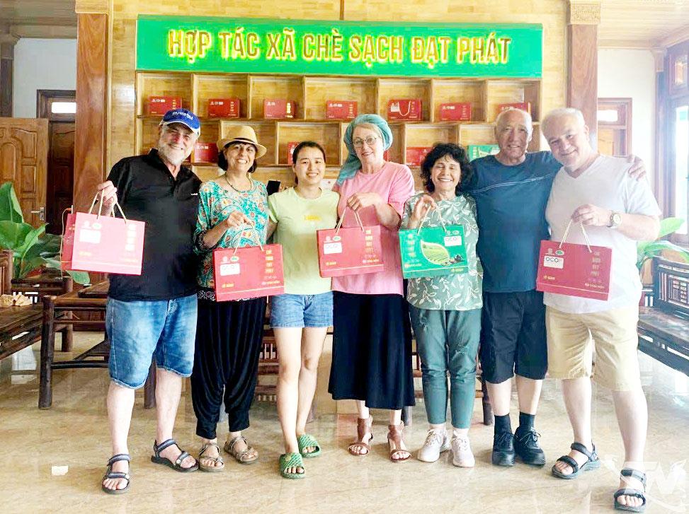Khách nước ngoài tham quan và mua sản phẩm của HTX chè sạch Đạt Phát.