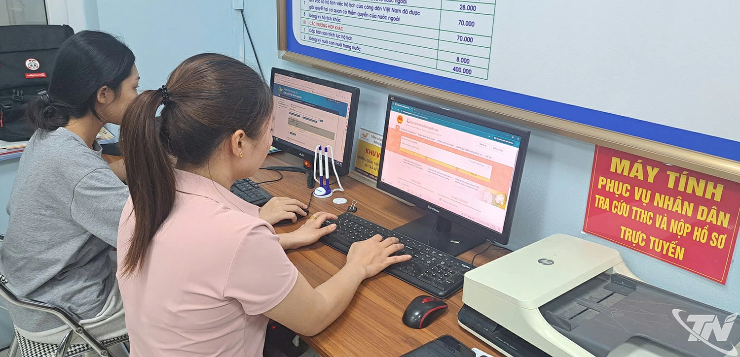 Công dân đến các trụ sở trung tâm phục vụ hành chính công được cán bộ hướng dẫn nộp hồ sơ trực tuyến để giải quyết thủ tục hành chính