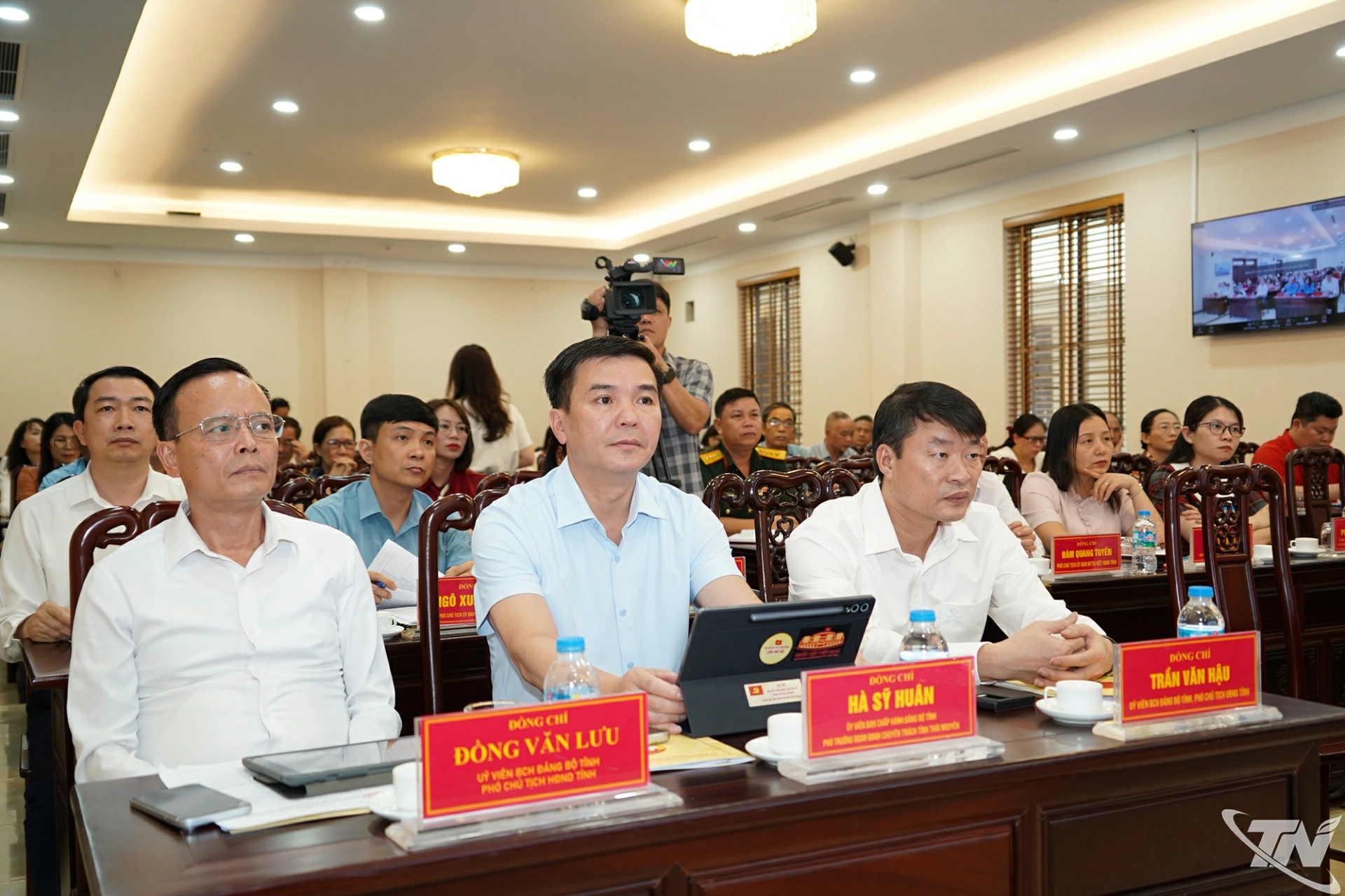 Đồng chí Đinh Quang Tuyên, Phó Bí thư Tỉnh ủy, Chủ tịch Ủy ban MTTQ Việt Nam tỉnh dự và chỉ đạo hội nghị; tham dự có đồng chí Vũ Duy Hoàng Ủy viên Ban Thường vụ Tỉnh ủy, Phó Chủ tịch Thường trực Ủy ban MTTQ Việt Nam tỉnh.