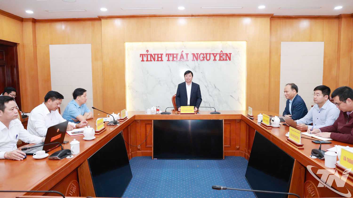 Đồng chí Bùi Văn Lương, Ủy viên Ban Thường vụ Tỉnh ủy, Phó Chủ tịch Thường trực UBND tỉnh chủ trì cuộc họp.