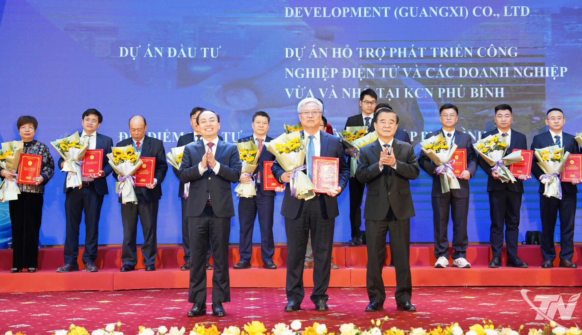 Các đồng chí lãnh đạo tỉnh trao quyết định phê duyệt chủ trương đầu tư, giấy chứng nhận đăng ký đầu tư và biên bản ghi nhớ đầu tư cho các doanh nghiệp tại Hội nghị xúc tiến đầu tư tỉnh Thái Nguyên năm 2026.