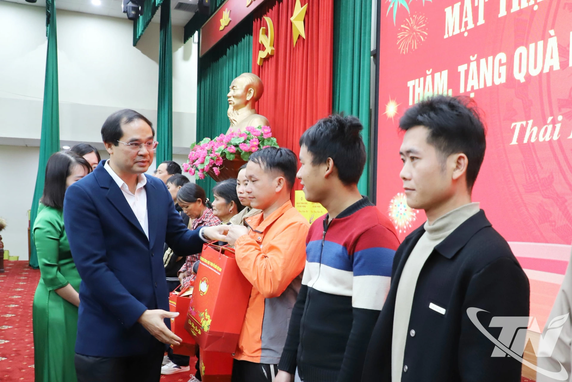 Đồng chí Bí thư Tỉnh ủy Trịnh Xuân Trường trao quà tặng các hộ nghèo, hộ cận nghèo.