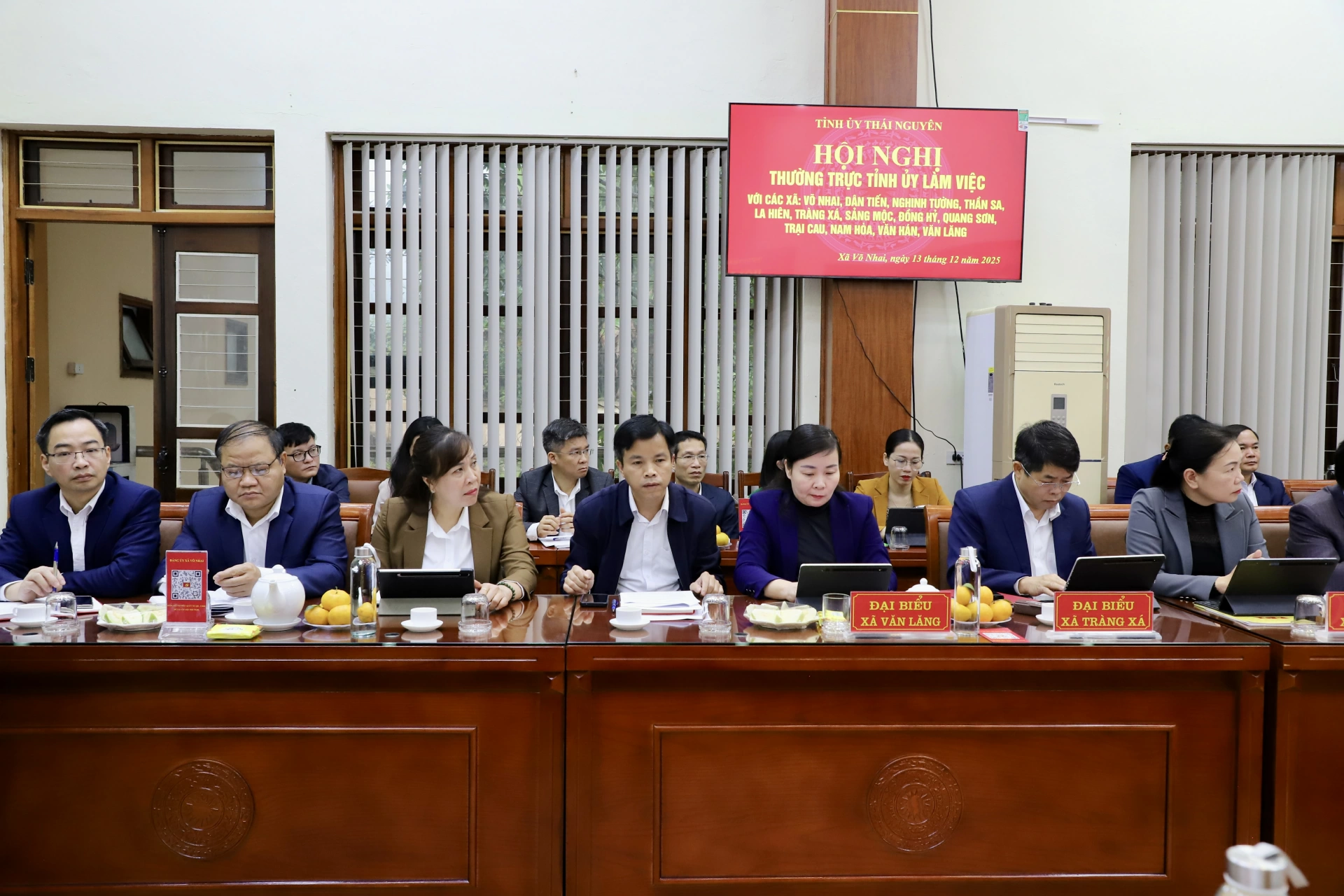 Các đại biểu dự buổi làm việc.