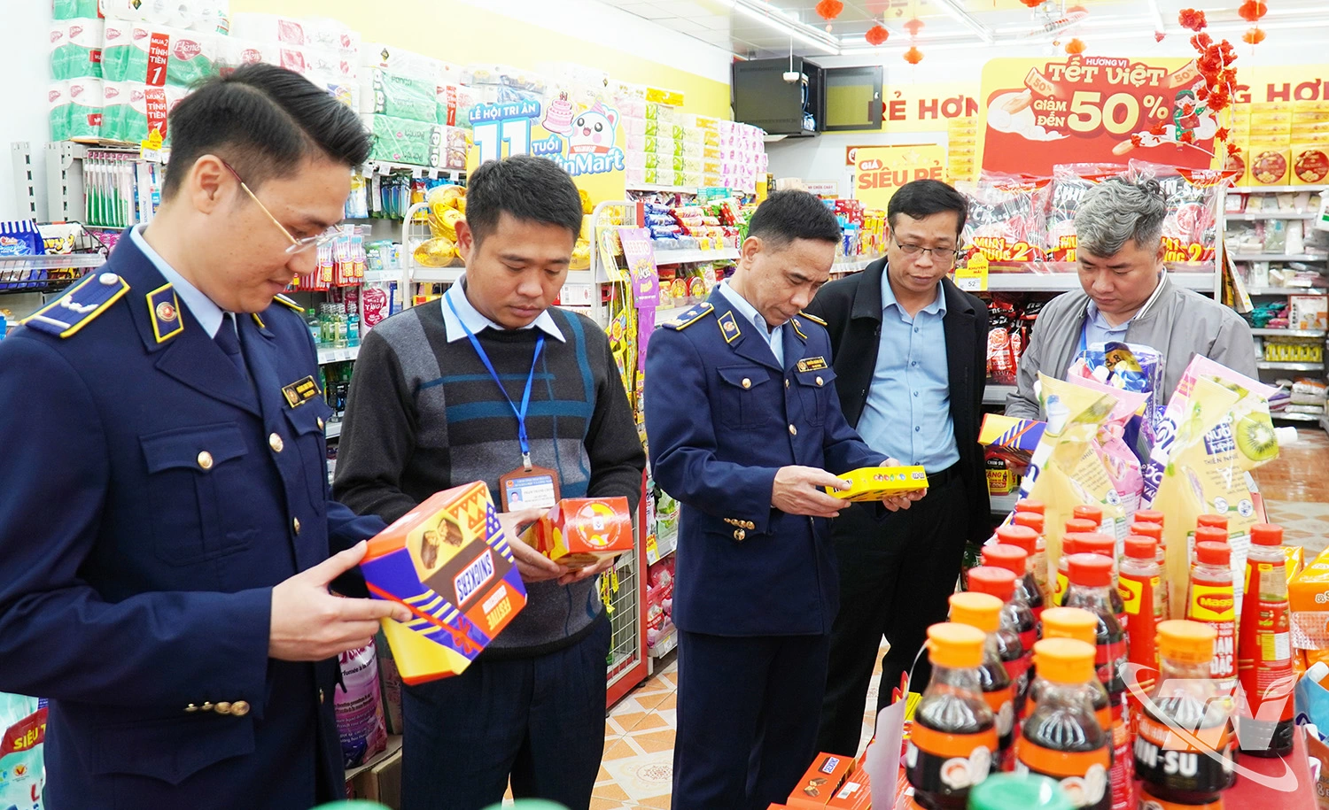 Đo&agrave;n kiểm tra li&ecirc;n ng&agrave;nh an to&agrave;n thực phẩm tỉnh kiểm tra thực tế tại một cơ sở kinh doanh tr&ecirc;n địa b&agrave;n x&atilde; Định H&oacute;a.